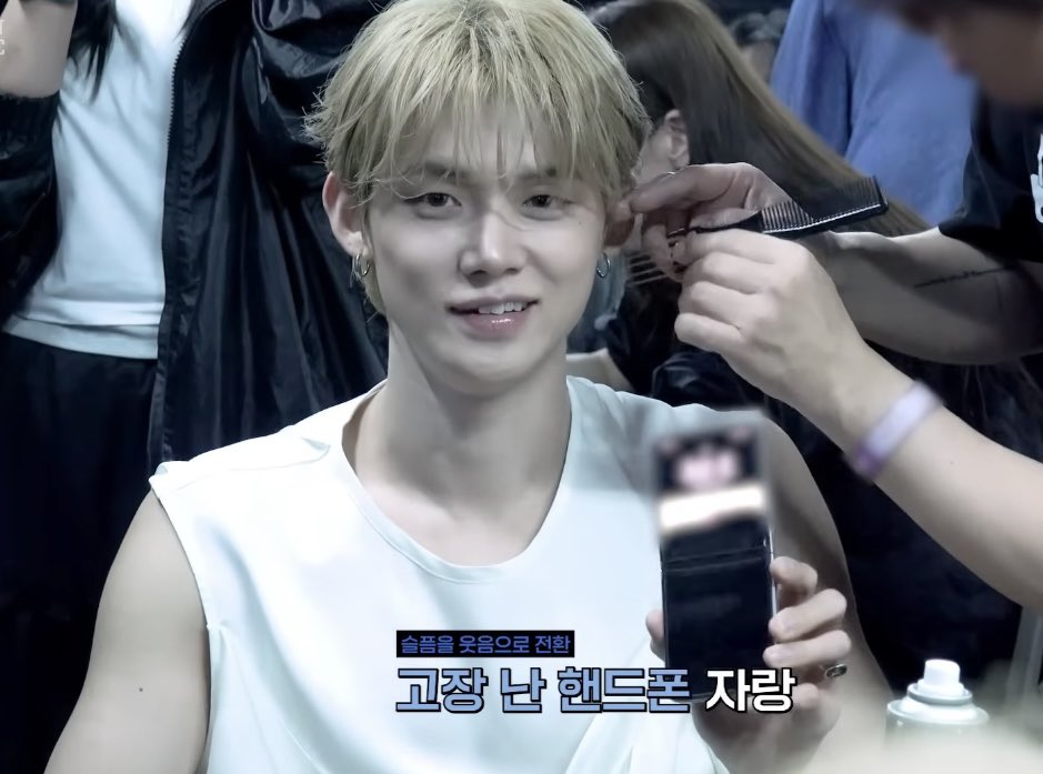 jellyyjn's tweet photo. things yeonjun did after his phone broke: 

- stared off into space 
- ate some pizza 
- showed off his broken phone with a pained smile 
- yelled into the void https://t.co/ABOH8nYpOg