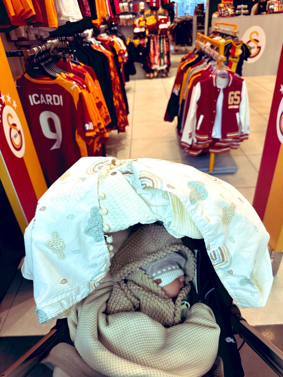 __kadriye's tweet photo. Günümüz kutlu olsun Meto’m 💛❤️ https://t.co/r1TQxWQg8L