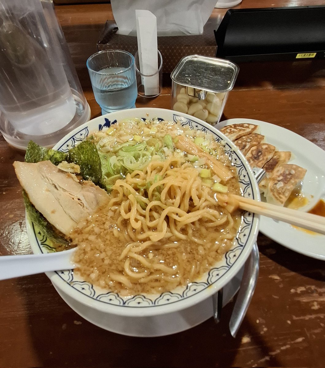 ep1king's tweet photo. #東京豚骨拉麺ばんから柏豊四季店 千葉県流山市
#濃厚背脂 #極ばんから +薬味ねぎ+汁だく焼き餃子(6個)[サービス生にんにく入れ放題]～🍜🐷🥟🧄
#東京豚骨拉麺ばんから #ばんから #背脂拉麺 https://t.co/cYckIMHT3b