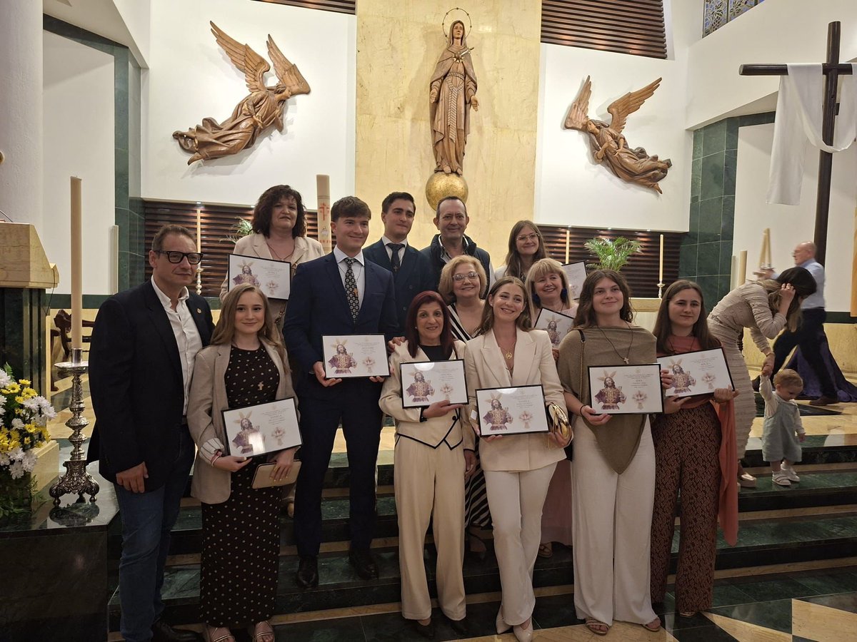 lacenademalaga's tweet photo. #ActualidadLaCena - Un grupo de hermanos de nuestra cofradía junto a miembros de la comunidad de la parroquia de la Amargura, han recibido el sacramento de la confirmación, culminando así el proceso de formación y preparación catequética.

Expresamos nuestra más sincera enhorabuena por este importante paso en su vida de fe, mediante el cual fortalecen su compromiso cristiano y reciben la plenitud del Espíritu Santo.

#CofradíasMLG