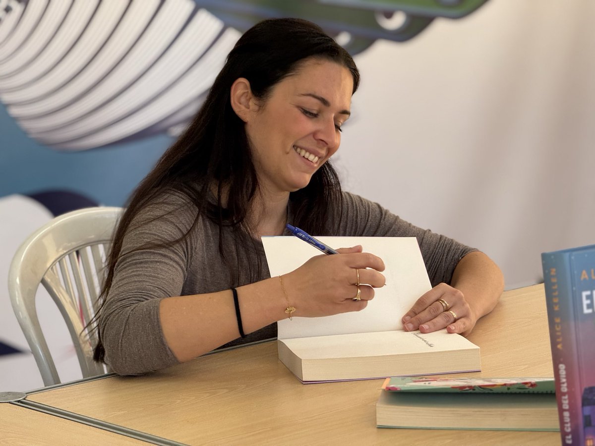 firallibrevlc's tweet photo. Cues multitudinàries per a la signatura d’#AliceKellen i #JoanaMarcús!✍🏼

Vos recordem que encara queden molts autors i autores per signar este últim matí i vesprada de #FiraLlibreVLC. Així que vos animem a visitar les casetes i espais de la fira als Jardins del Real (Vivers)!✨ https://t.co/nNQkTdsfgz