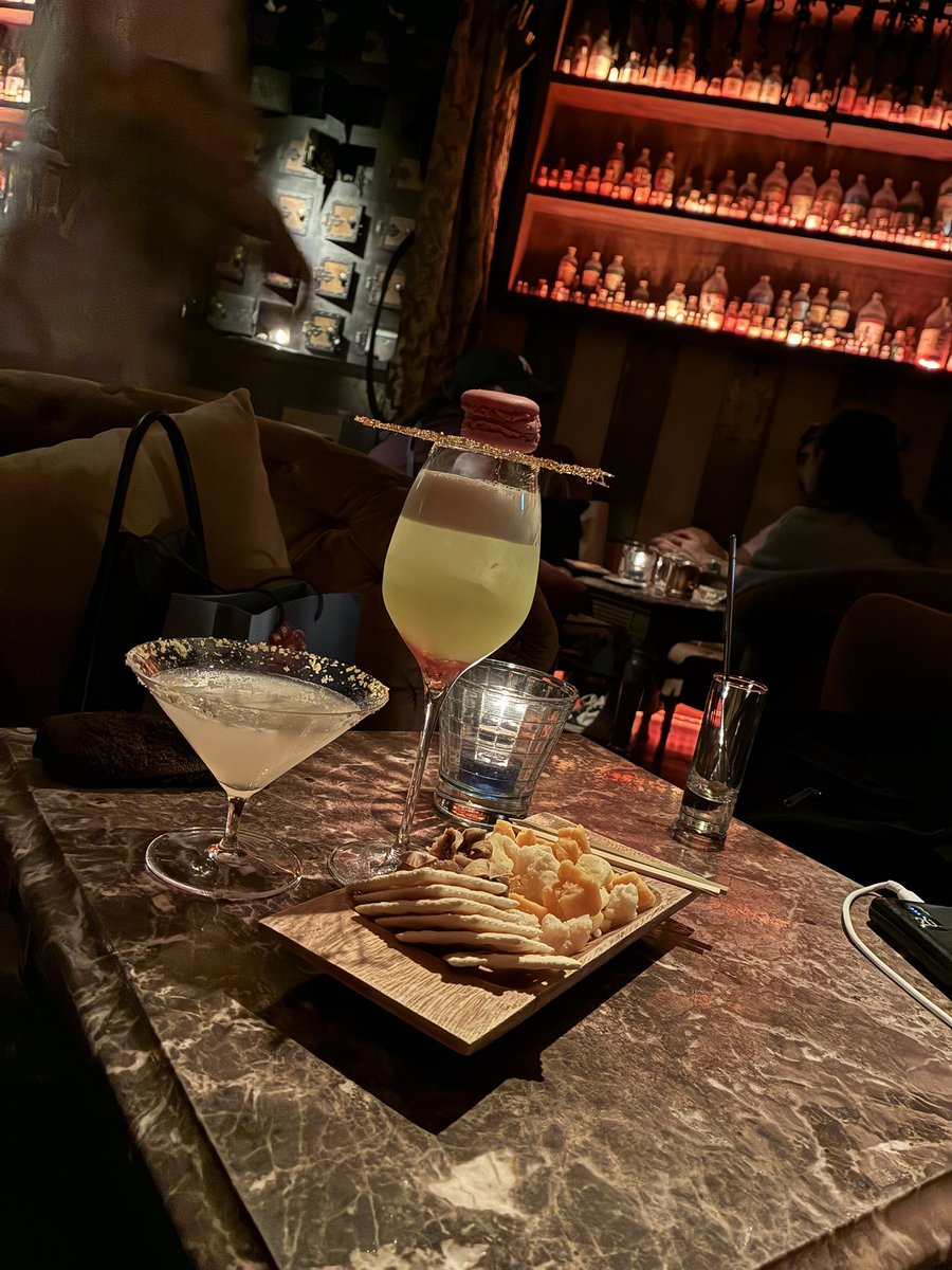 chou_chou333's tweet photo. 二軒目🍸with @lisayuuy https://t.co/2U1w5oHAsG