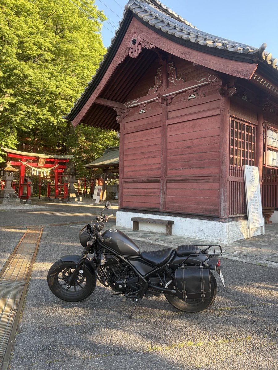 ParmF91's tweet photo. 朝活🏍️早朝はまだ寒ぃ🥶☀️木刀で叩き割られた石🪨どんだけ達人やねん⚔️ここの狛犬🐕たいへん立派なものをお持ちでした✨気が付かんかった🫣今後神社⛩️に行ったら、全ての狛犬をチェックしてしまうで賞🏆W w #レブル250 #バイク #神社 #山名八幡宮 https://t.co/6OQBTH5lK0