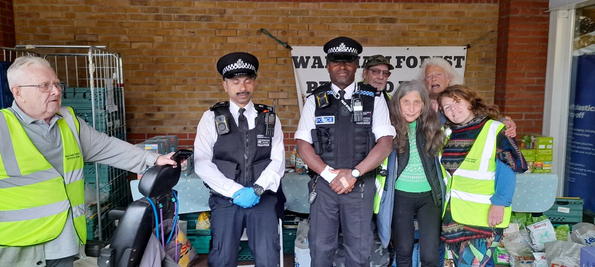 StowResidents's tweet photo. Excellent work by Waltham Forest Special Constables supporting @PetFoodbankWF today.

Two separate foot chases, two apprehended
@MemWf1 @MetCC @MPSSpecials @MPSLeyton https://t.co/Z2TKr97dQ7