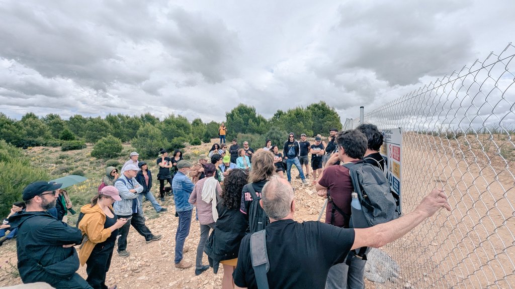igoiz17's tweet photo. “Paseo tóxico” por los terrenos afectados por el centro de datos de Microsoft en Puerto Venecia (Zaragoza). ‘No es Sequía, es Saqueo’, Salvemos Pinares de Venecia y ANSAR dan la información que no está ofreciendo la administración y la multinacional: https://t.co/6H3rONXwNJ https://t.co/mTaYAZiGgA