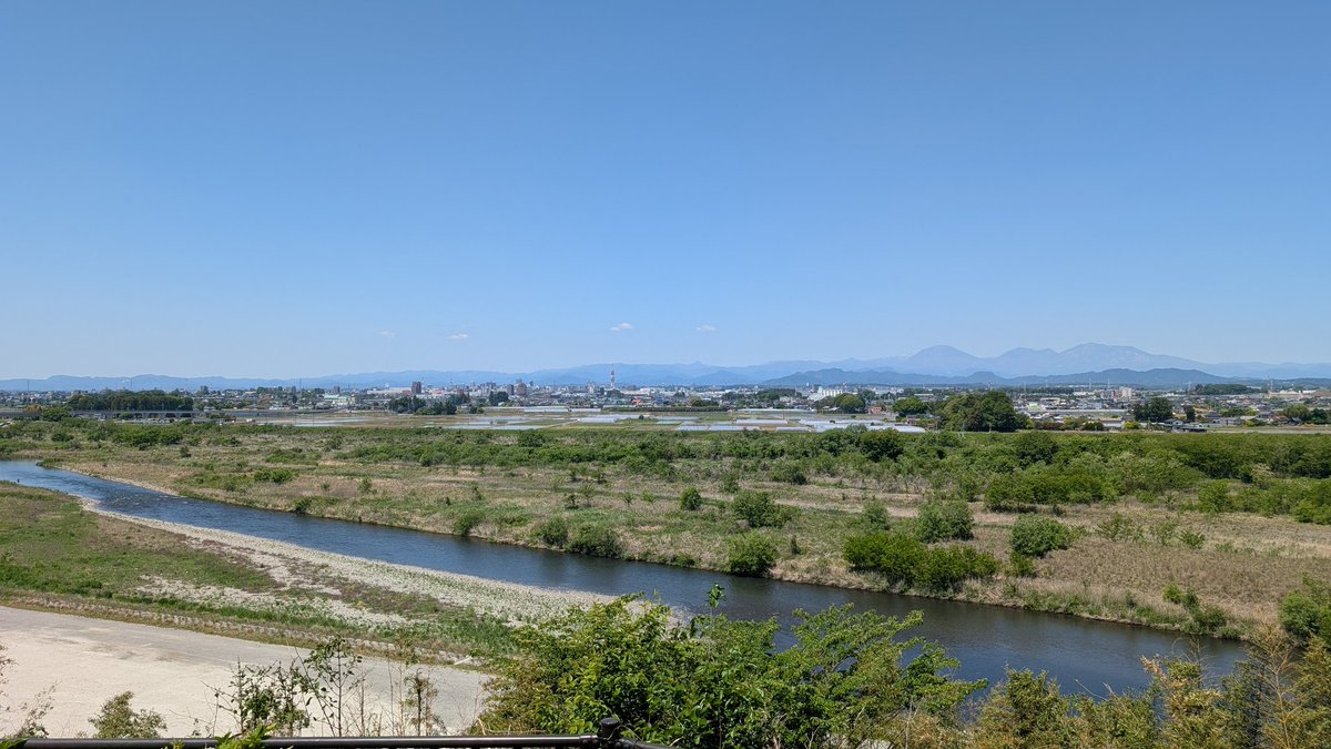 3101155's tweet photo. 久々に自転車で鬼怒川サイクリングロードから足を伸ばして
飛山城跡まで。
宇都宮市街から日光連山まで一望できました。
LRTもしっかりと。
歴史館近くの石室。
石井の水制牛。 https://t.co/ldT56WdvPb