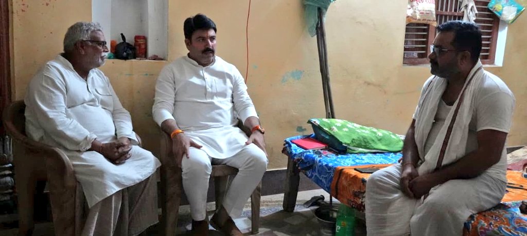 shalabhmani's tweet photo. भारतीय जनता पार्टी, देवरिया के पूर्व जिला महामंत्री एवं हम सभी के अभिभावक श्री कृष्णनाथ राय जी की बड़ी भाभी के निधन की कष्टकारी सूचना प्राप्त होने पर उनके आवास पहुंचकर अपनी शोक संवेदनाएं व्यक्त कीं एवं शोकाकुल परिजनों को संबल प्रदान किया।
प्रभु श्रीराम जी दिवंगत पुण्यात्मा को अपने श्रीचरणों में स्थान दें।
ॐ शांति!! 🙏