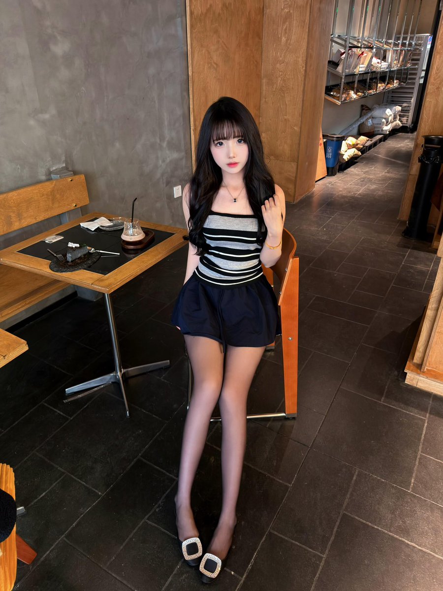 qaq_chichi_'s tweet photo. 什！么！（超大声）
居然已经周日了
唔
不想上课！
今天发小老是想摸摸黑丝
笑死了！
#女大 #黑丝 https://t.co/BACdTs9Wsq