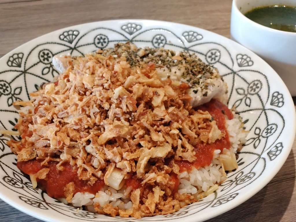 hidu0305's tweet photo. 御苑のバラが満開だった！
気になってたエジプト料理のレストランもめっちゃ美味しかった、これはハーブチキンコシャリとモロヘイヤスープ https://t.co/HXbYJdaUOn