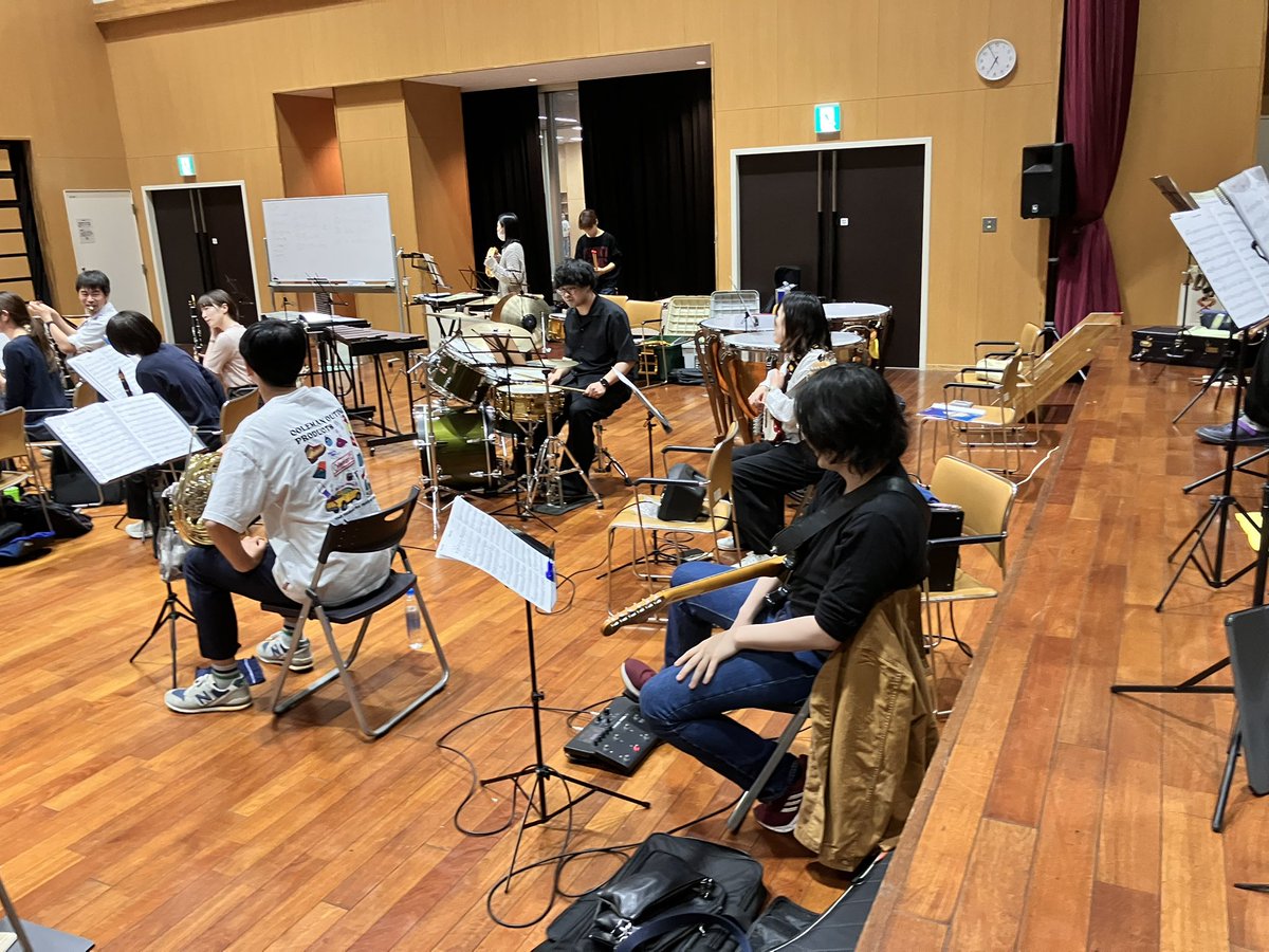 HonjoWindSym's tweet photo. 今日は賛助のギタリストを迎えてのポップス練習です🎸

ギターが入るとまたサウンド感が軽快になっていいですね✨

そして、ポスターも出来上がっております！！
皆様6/28(日)のスケジュールは空けておいてくださいね！！
（中の人①） https://t.co/ienqVl0dQm