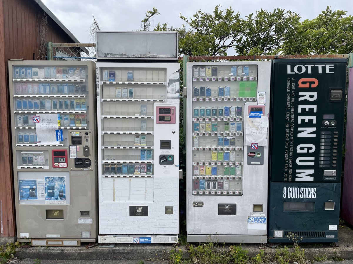 取材の際に見つけたレトロ自販機。JR向日町駅の線路沿いに佇んでいた