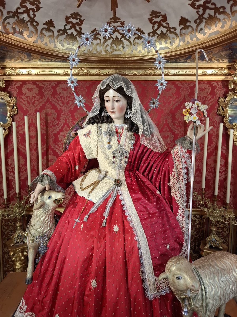 PastoraSMarina's tweet photo. 🔵 #ActualidadPastoreña | Imágenes de la Santísima Virgen, vestida para el Solemne Triduo Eucarístico que celebraremos los próximos días 16, 17 y 18 de mayo, coincidiendo con el Jubileo Circular de las XL horas, y la Solemnidades del Santísimo Corpus Christi y Pentecostés.

En esta ocasión estrena el terno de color rojo bordado en canutillo de plata, con encajes del mismo metal, donado por varios hermanos de nuestra corporación, que fue presentado y bendecido el pasado domingo.