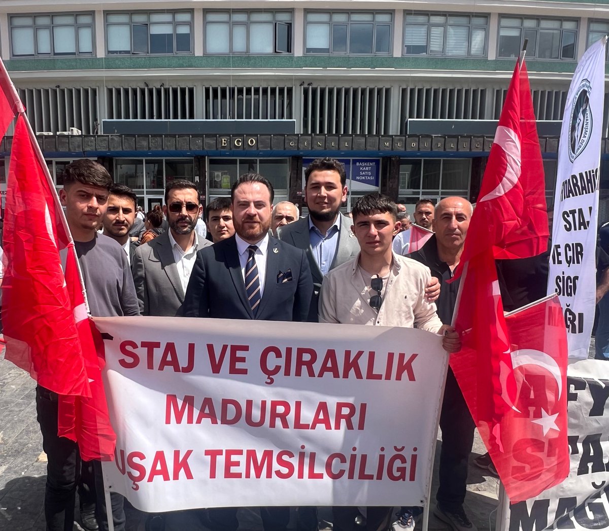 melihguuner's tweet photo. 📍ANKARA - ULUS

Staj ve çıraklık sigortası mağdurlarının Ankara Ulus’ta gerçekleştirdiği eylemdeyiz. Yıllarca emek veren insanların hakkı teslim edin.

Yeter artık!
Söz sırası staj ve çıraklık mağdurlarının. 
#StajyerÇırakDiyorki https://t.co/mvOLicyQyh