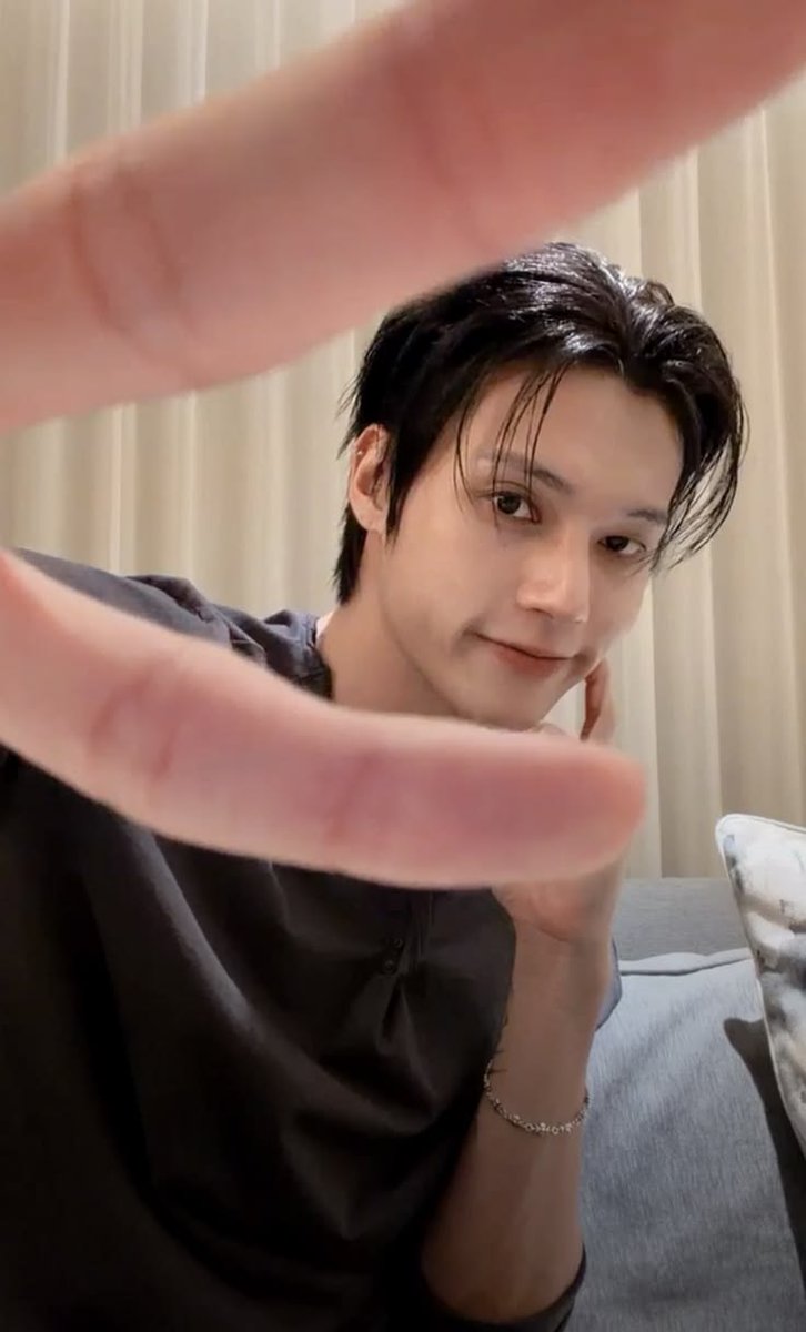 Strelitzaya's tweet photo. Ini yg motoin rhysand si kayi🤭
Yg nyuruh dia make kaos item ketat gt jg kayi~
Pokoknya tiap main ke kota dia bakal dandanin rhysand se-hot mgkn trus pamer ke tongkrongannya biar semua org tau kalo dia punya calon se-mantep ini😍 https://t.co/QQFabU744Y