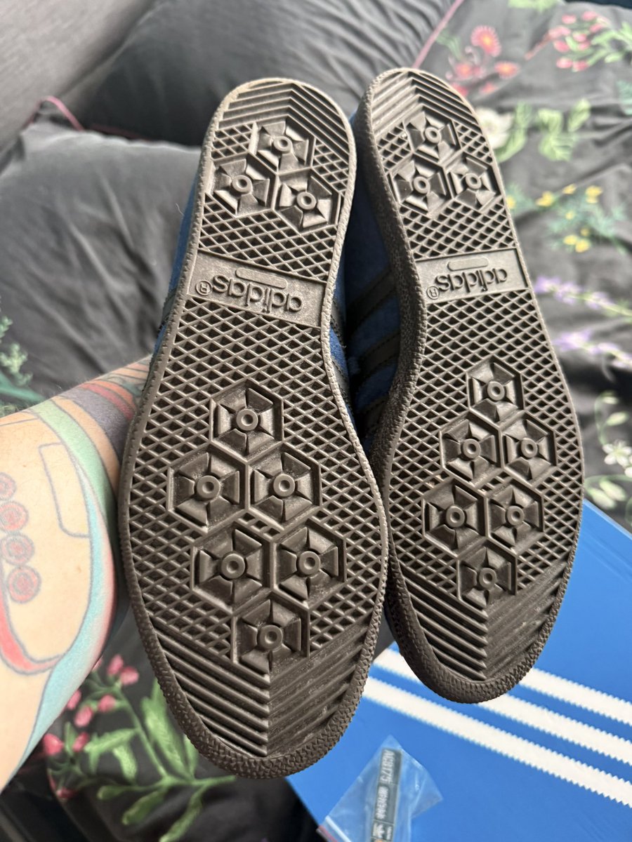 MeakinCraig's tweet photo. @adiFamily_ Size 9 worn once £160 https://t.co/qMKkjOHmt0