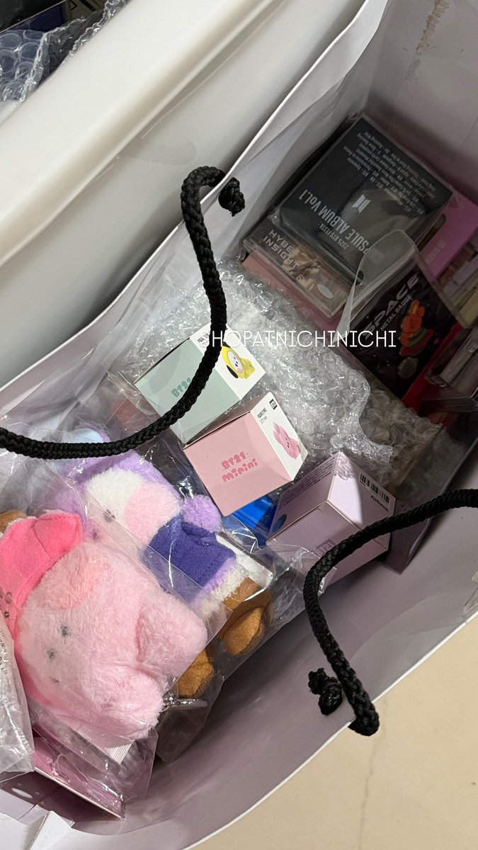 SHOPATNICHI's tweet photo. WTS READY STOCK

Mostly merch BTS, ada LS newjeans, enhypen, NCT juga ☺️
belum sempet fotoin 1-1 krn mo pndahan, official dan sealed yaa, kalau ada yang cari boleh tanya-tanya duluu, yuk diangkut 💜

#wts #kpopmerch #bts #btsmerch #lightstick #newjeans #nct #bt21 #tinytan https://t.co/ub0Lq4I2eI
