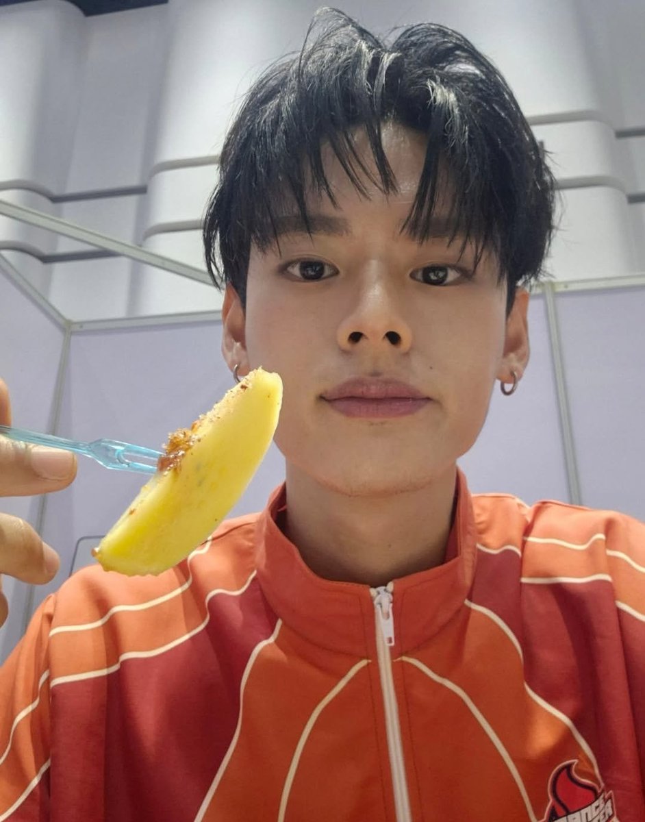 (( วงเขียว กุเห็ยพี่เนรูปนี้แล้วจะร้องไห้ 5555 ทำไมไม่รู้อะ แค่นึกว่าแบบ ฮีจะจ๋องแค่ไหน เพื่อน ๆ ทีป้อป เล่นกับพี่เนเยอะ ๆๆ นะ พี่เนเก่งมาก แกไม่ต้องนอยนะไม่ผิดเลย ฉันนอยแทนหมดแร้ว 55555 ))