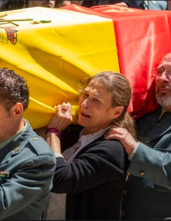 Es Luisa, viuda de Germán, Guardia Civil como ÉL.
Su esposo descanda sobre sus hombros, también ahora.
El Perro y Marlascón no la conocen, ni la van a conocer ni quieren conocerla.
Hagamos que sus lágrimas de rabia, frustración y dolor inconsolable inunden esta red y ahoguen el