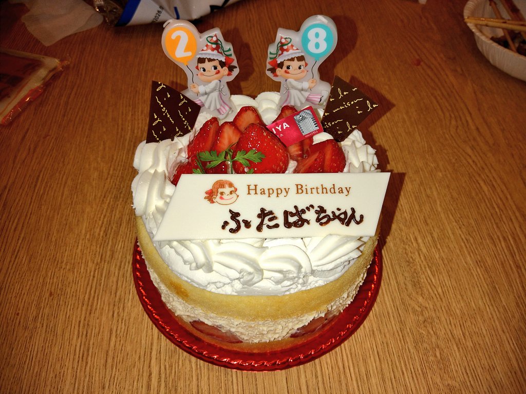 それでは、二葉ちゃんの誕生ケーキの登場ですよ〜🌱🎂 ケーキ入刀④