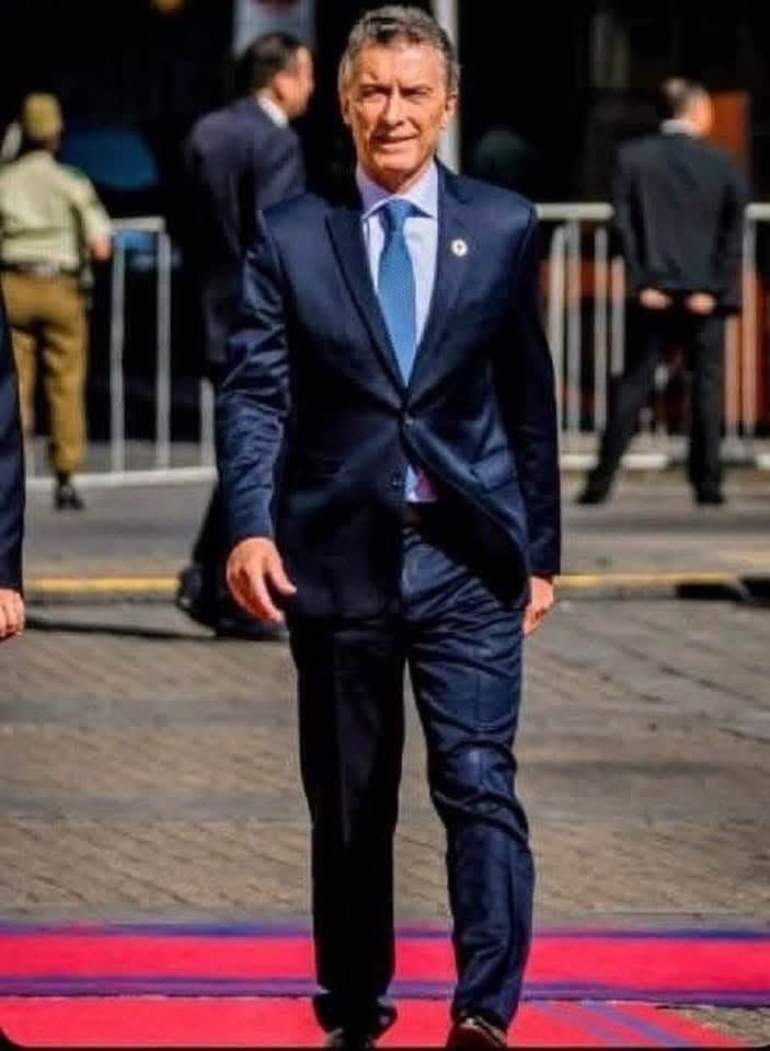 Mauricio, arma un dream team con los mejores. Metelo a Stuze, Caputo y Pato Bulrich si baja el copete. El resto ármalo vos con los que fueron excelentes en tu gestión. 
Si nos tragamos algunos sapos en 4 años somos Suiza.
