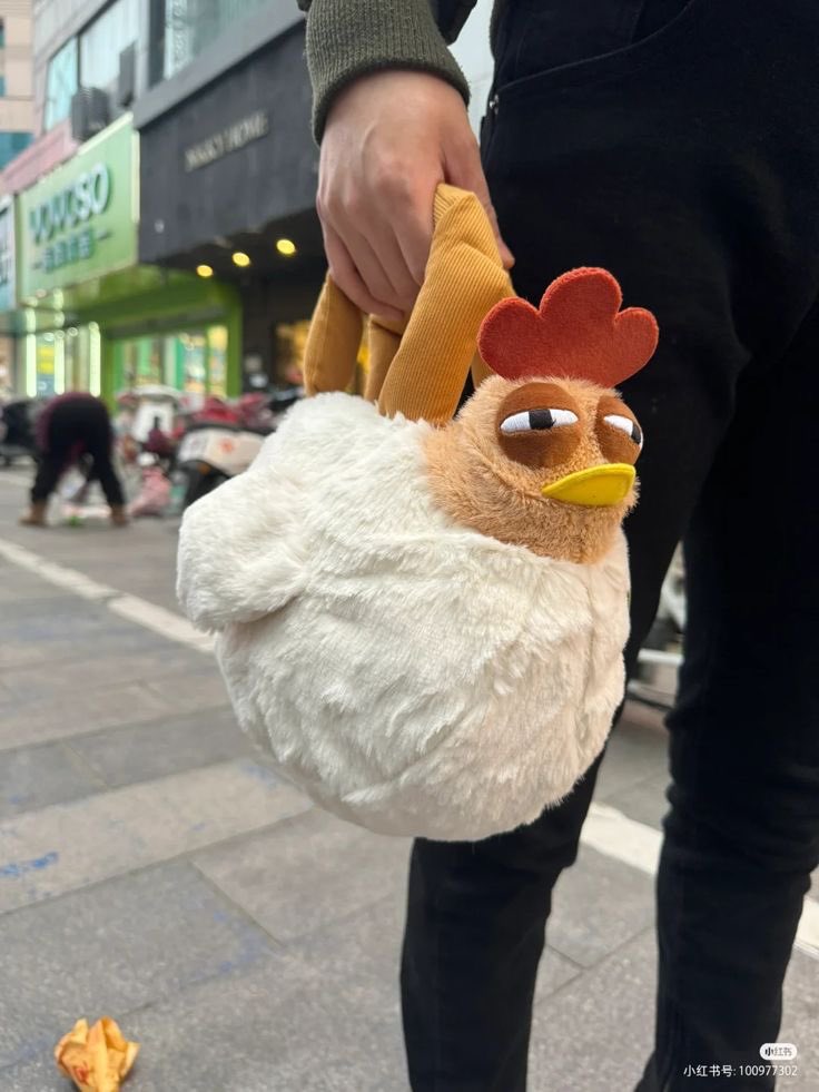 bldooming's tweet photo. Kalian suka gak dikadoin tas ayam plenger gini? https://t.co/4CCnN0GI4a