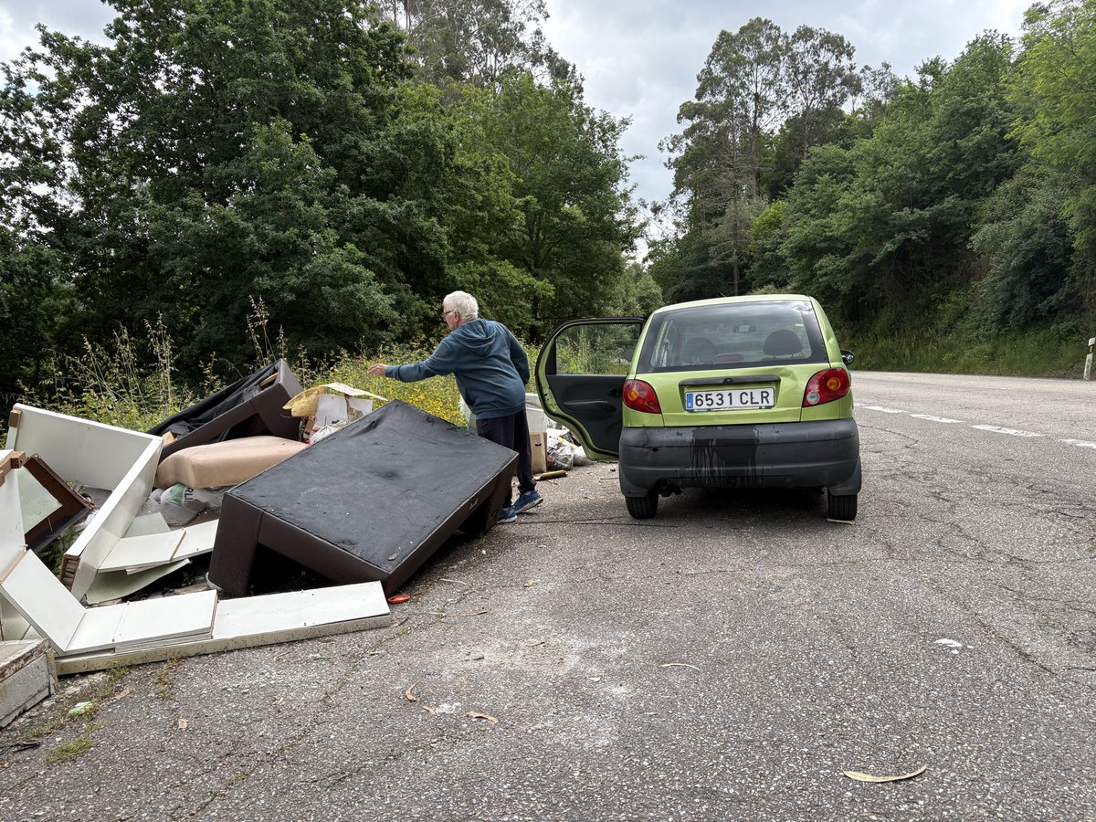 Mika_Speed's tweet photo. @PL_Ponteareas @ponteareas_gal por fin collo un dos individuos que pensan que a merda se pode votar en cualqueira sitio, ágora mesmo na parada do autobús da N-120 en San Lourenzo de Oliveira, Teo vídeo tamen https://t.co/FsrEBGlAHh