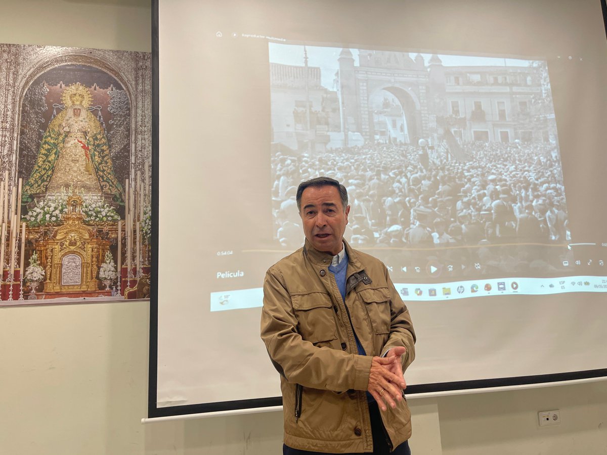 Hdad_Macarena's tweet photo. 🟢 El pasado 9 de mayo, el salón Esperanza Nuestra acogió la proyección de un documento audiovisual inédito filmado por Fox News entre 1927 y 1931. La cinta destaca por conservar el registro sonoro más antiguo de la Semana Santa de Sevilla, incluyendo las primeras saetas, marchas y voces de capataces grabadas en directo.

📹 La proyección incluía imágenes de 45 cofradías y 16 pasos, sumergiendo al espectador en la Sevilla de los años 30 (época de la Exposición Iberoamericana y el paso del Zeppelin).

🗣️ Los expertos Enrique Guevara y Jesús Romero explicaron el valor histórico del film, situándolo como una pieza excepcional premiada internacionalmente.

La proyección destacó por las imágenes de nuestros amantísimos Titulares y el ambiente de la época en torno al Arco.

El acto, que incluyó un interesantísimo coloquio, fue clausurado por el Hermano Mayor, Fernando Fernández Cabezuelo, con la entrega de recuerdos conmemorativos a los ponentes.
