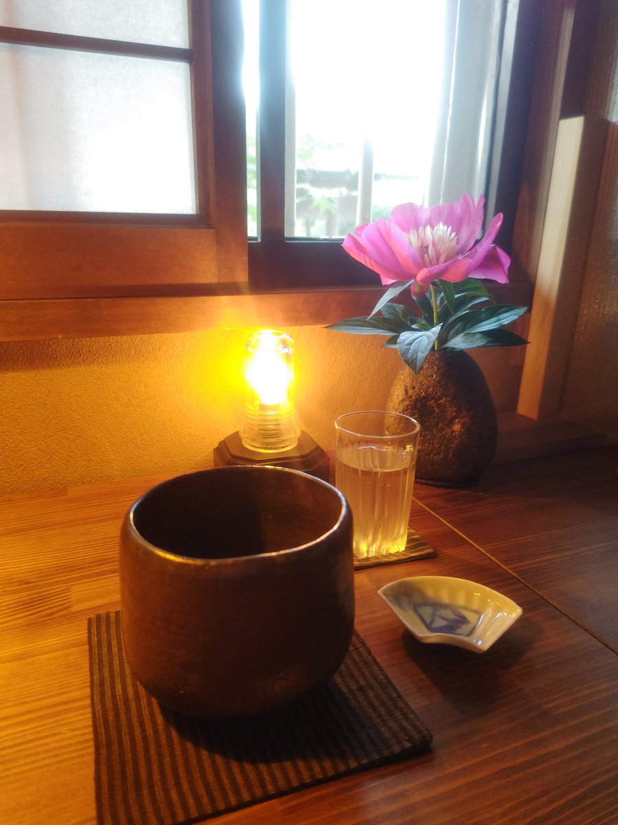 mametta1911's tweet photo. 母はきっと豊かな時間を過ごしてたんだなぁ。お薄、とても美味しい。心に染み渡りました。このお茶碗がまた良いの。懐深い。あったかい。 https://t.co/XCuO49XEeX