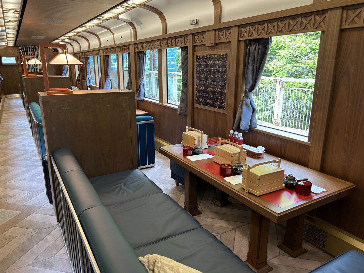 RL8330's tweet photo. グラン天空のグランシートプラスに乗ってきました。
列車内に1区画しかない最上位席ですが、この席だけのサービスやちょっとした前面展望を楽しめて最高でした！ https://t.co/3r5eeb7zil