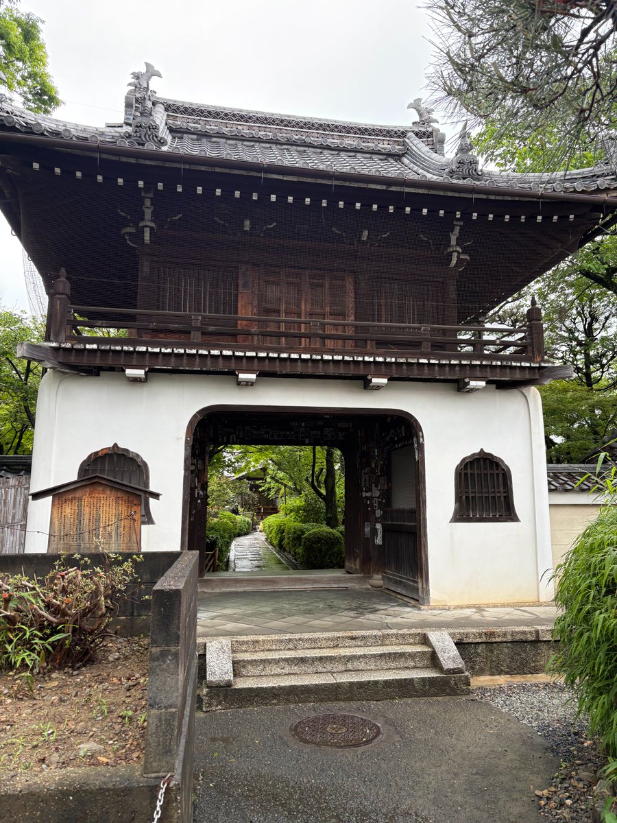 nobsait's tweet photo. #西国三十三所
番外 華頂山 元慶寺
※時差投稿です
いつきても車を停めるところに困るのですが、なんと、山門前の道の脇に無料専用駐車場があることが判明。しかし、めちゃくちゃ狭い道に入って細い角をカクッと右に曲がらないと入れません。私の運転の腕では到底入れなそうなので今回もちょっと離れたコインパーキングを利用しました。
書き手さんに「さっきまで雨だったのに上がってよかったねぇ」とお声がけいただきました。ありがとうございます。
でも成相寺は大雨でしたー。