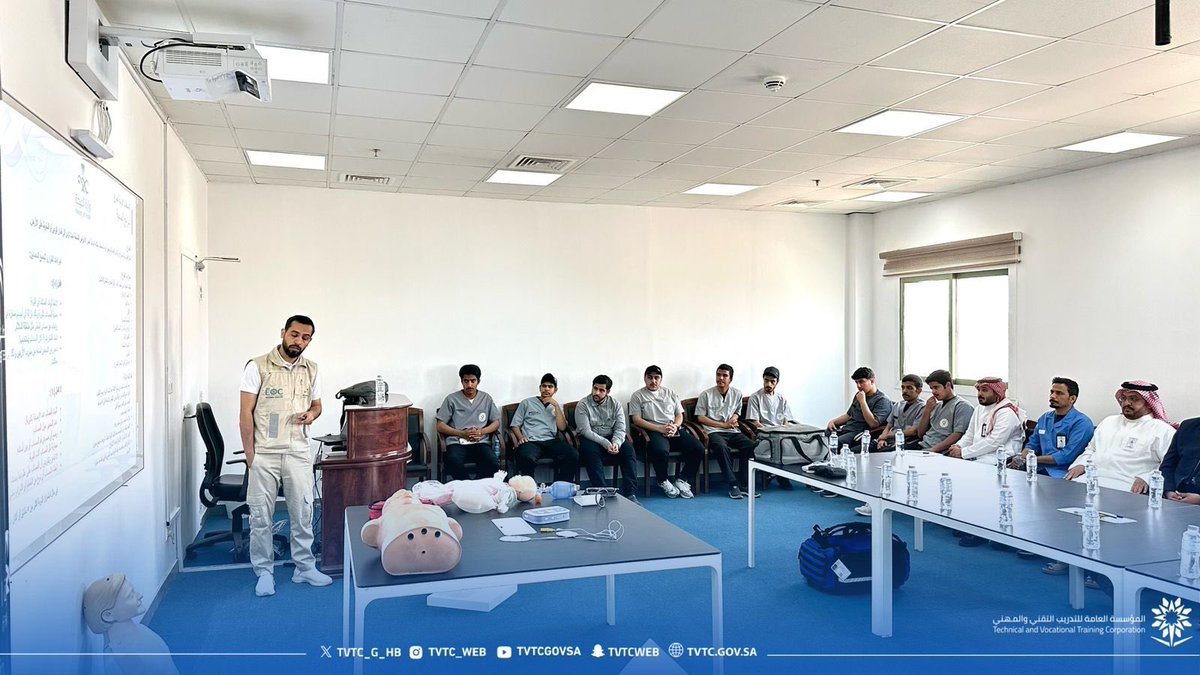 الكلية التقنية بحفر الباطن tweet media