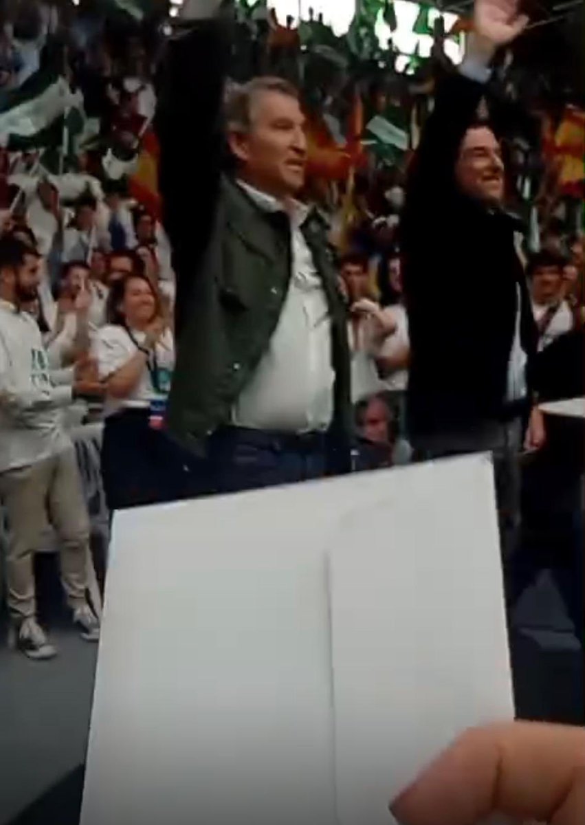 j2andalucia's tweet photo. Hoy nuestra compañera @bokeronamalaga ha entregado a @JuanMa_Moreno y @NunezFeijoo una carta con nuestra reivindicación de una #PasarelaAlReta1x1ParaTodos, que la han recogido amablemente ⬇️ https://t.co/pkrkQthDd1