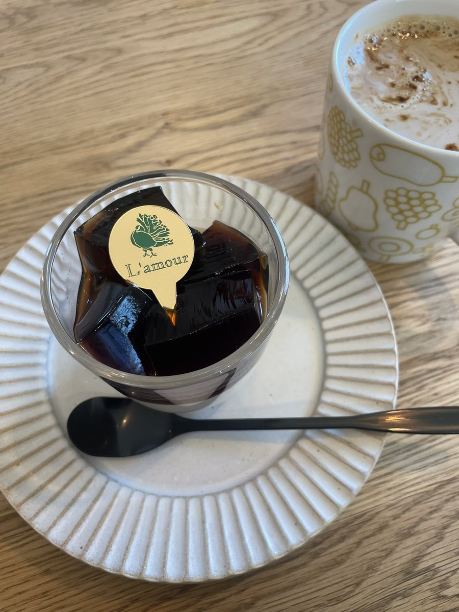 ntarooooo's tweet photo. 母の日なので母と妻になんやかんやしつつ自分と子供におこぼれ。ケーキ屋混んでるのを微笑ましく思うこの気持ちがもう初老。 https://t.co/DV2j4G5eFn