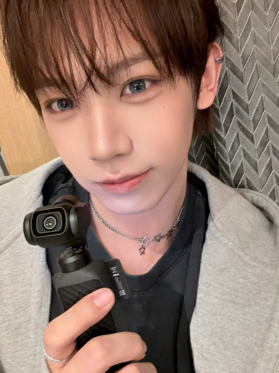 fromshuaibo's tweet photo. 260510 🐸💬 [19:31 kst]

🐸 How was today’s performance?
🐸 If you say it was cool, I’ll give you a selfie ㅋㅋ

[19:42 kst]
🐸 Give me a bit more please ㅋㅋ
🐸 (picture) https://t.co/0lvlcvX02T