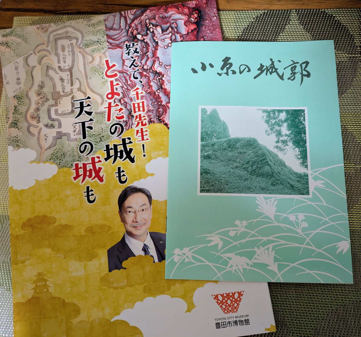 boonagon's tweet photo. 企画展に行ってきました！赤色立体地図を元にした３D模型を触ってOKだったので、山城の郭、土塁や堀などのデコボコを触覚で体感できてよかった😆
昨日は山城ツアーで市場城を見学。小原の皆さんが芋煮で、もてなしてくれました。そして、1993年に千田先生が作図を担当されたレアなお宝冊子をゲット🥰 https://t.co/wumupx3DBQ