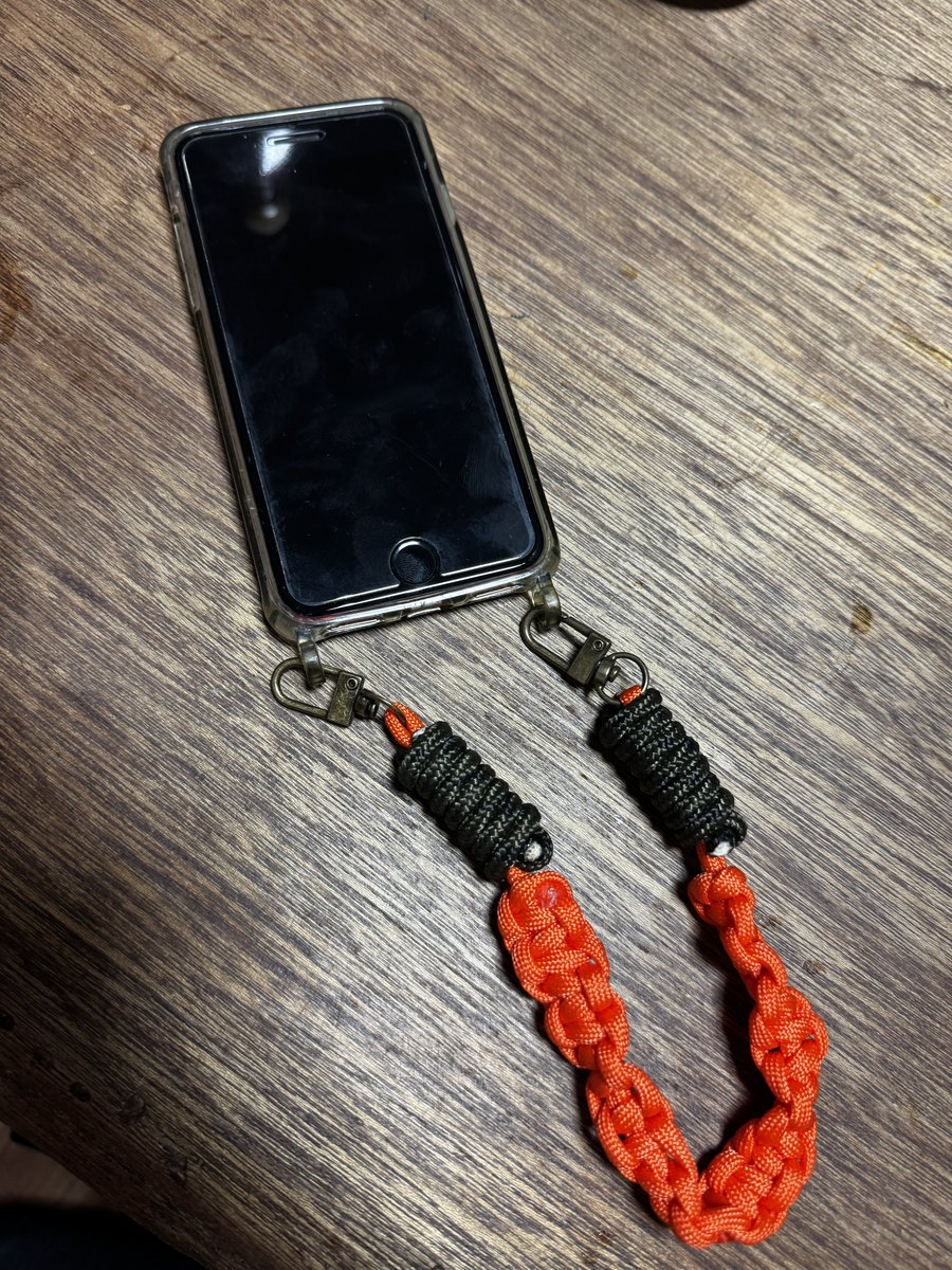 plants_meta's tweet photo. あんだけ言ったんだからプレゼント企画しましょうか！あの法案通ってくれよ祈願企画！！
今日一日まじで編んだ3way携帯ショルダーストラップにペットボトルホルダーを添えて　パラコードに材料足りなくなって組紐も許してくださいストラップ。
下手くそなあみあみなんで間違ってるとこもあります。
手持ちも肩掛けも使えます。
うまく繋げるとながーくなります。
それでも欲しい方にあげます。
応募方法は
アカウントのフォロー&この投稿をリポスト
欲しい旨とおすすめのラーメンをリプライ
発送の時に住所と名前聞きます。
個人情報はそれ以外には使いません。
いっぱいだと個人的に選びますが、少なければ抽選で。日本以外は発送できません。
写真のストラップだけで携帯はありませんよ。4枚目のやつは全部まとめて送ります。
期間は5月14日23時30分まで。