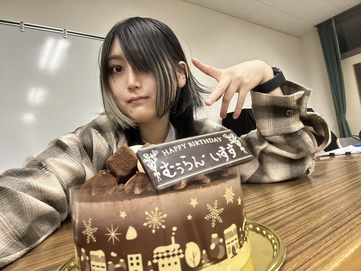 sn50_isuzu's tweet photo. 今日の稽古!!!!
なんと!!むぅらんがお誕生日!そして僕も誕生日が近いと言うことでお祝いしてもらいました〜〜〜〜〜!!!!!
へへへありがとうございます
今月末本番まで頑張るぜ〜
#Idora
#いとプロジェクト https://t.co/dbhnrlsJCL