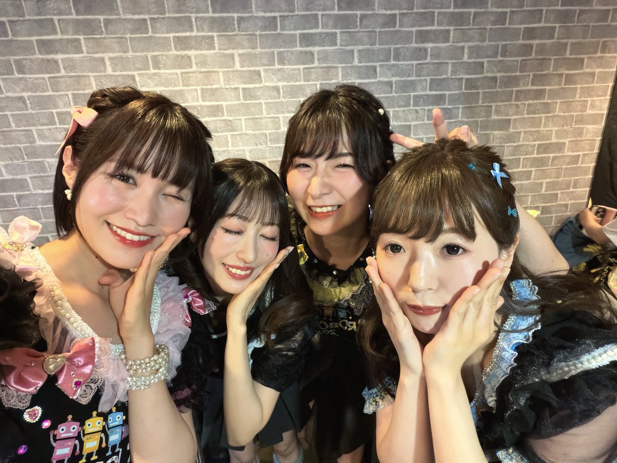 inatomi_naho's tweet photo. 取り急ぎ、コトネの日有難うございましたっ🙇‍♂️初期メンを知らない方もノッてくれて感謝だし、ロボッツ達の盛り上げに勇気貰ってｱﾄﾞﾚﾅﾘﾝﾄﾞﾊﾞｧ！まいにゃとキラメキ⭐︎ワンピースをコラボさせて頂いてこれまた貴重な経験を有難う😭💗（出だしﾄﾁｯてごめん🙇‍♂️）大感謝😭‼️有難う大好き‼️ https://t.co/demEz8nGl1
