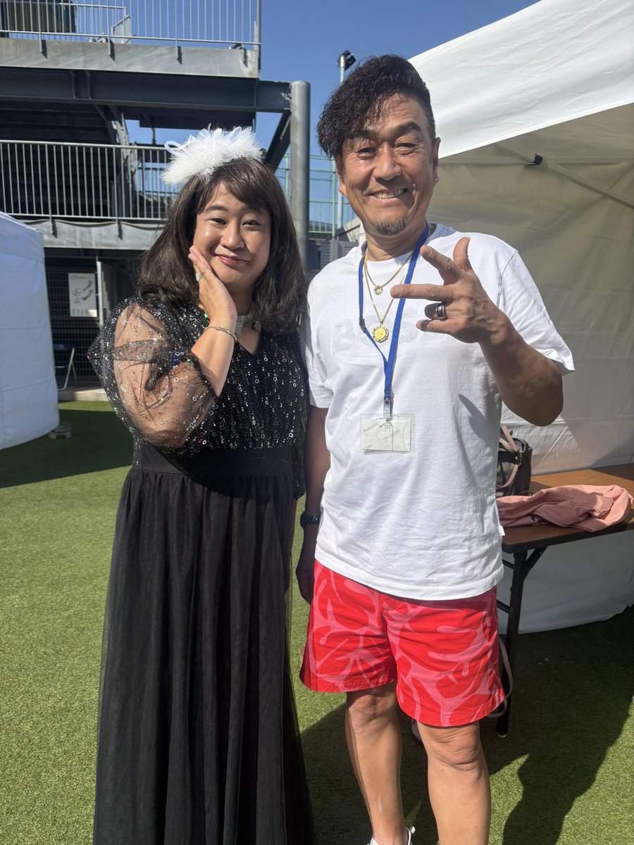 ssswimmer's tweet photo. 今日は川崎競輪場のK音楽祭のカラオケ決勝大会にツカ子降臨しました。
審査員特別賞をいただきました。
審査員のYANAGIMANさんと布施辰徳さんと写真を撮りました。
野外ステージでとても広くて開放的なステージで歌わせていただき楽しかったです。
#川崎競輪場
#カラオケ大会
#おつけもの慶
#ツカ子 https://t.co/0g8JQxRN6l