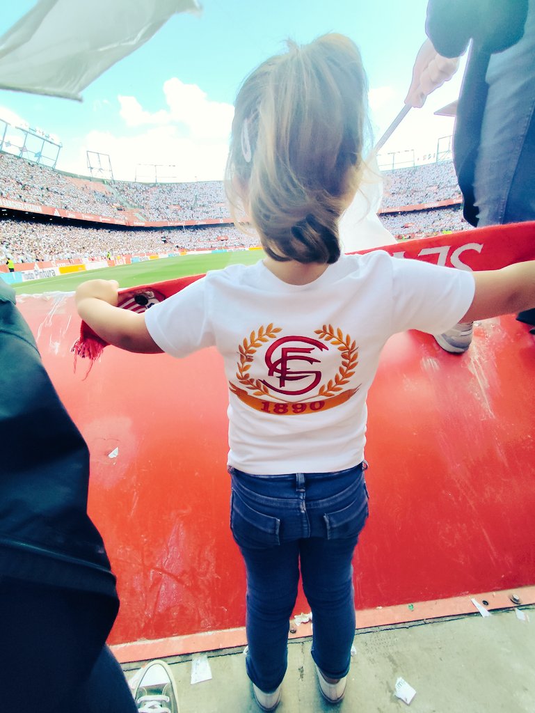 LorenColome_SFC's tweet photo. Algo estamos haciendo bien! Ella no se acuerda con un año celebró su primera Europa league.
Ahora está aprendiendo que en las malas se aprieta los dientes y se tira para delante con todo. Así me lo enseñó mi padre y sobretodo todo mi abuelo. El escudo por encima de todo!#MiVida https://t.co/T5Rid7rE2k