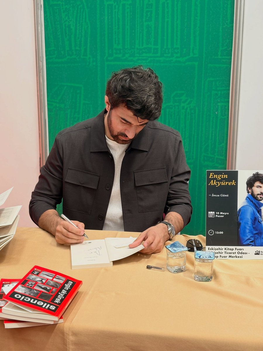 Haber_Yolu_'s tweet photo. Engin Akyürek'in kitap imza etkinliğinden   
#EnginAkyürek #İsimsiz #Zamansız #Sessizlik https://t.co/Y1zQ8iBzrv