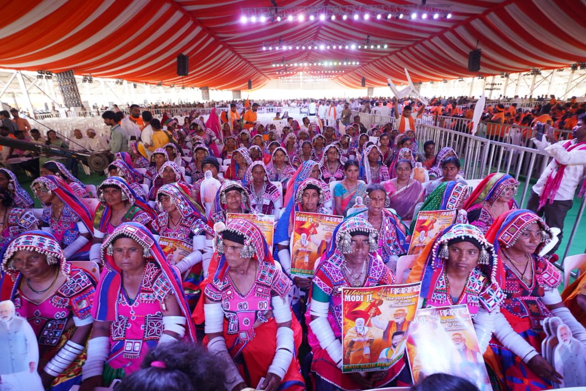 BJP4Telangana's tweet photo. పరేడ్ గ్రౌండ్స్‌లో మోదీ ప్రభంజనం! 🔥

డప్పుల దరువులు, బంజారా బిడ్డల ఆత్మీయ స్వాగతంతో పాటు.. దేశం కోసం పోరాడిన వీరుల వందనం, మాతృమూర్తి ఆశీస్సులు కలగలిసిన అపూర్వ దృశ్యాలతో సభా ప్రాంగణం కాషాయ సంద్రంగా మారింది. 

కదం తొక్కుతున్న కార్యకర్తలు, మార్మోగుతున్న నినాదాలతో తెలంగాణ గుండె చప్పుడు ఏంటో స్పష్టమైంది. మోదీ గ్యారెంటీపై ప్రజలకు ఉన్న నమ్మకానికి, వారు కోరుకుంటున్న అసలైన మార్పుకు ఈ ఉత్సాహమే నిదర్శనం. తెలంగాణలో కమలం వికసించడం ఖాయం!

#Modi4VikasitTelangana 1/2