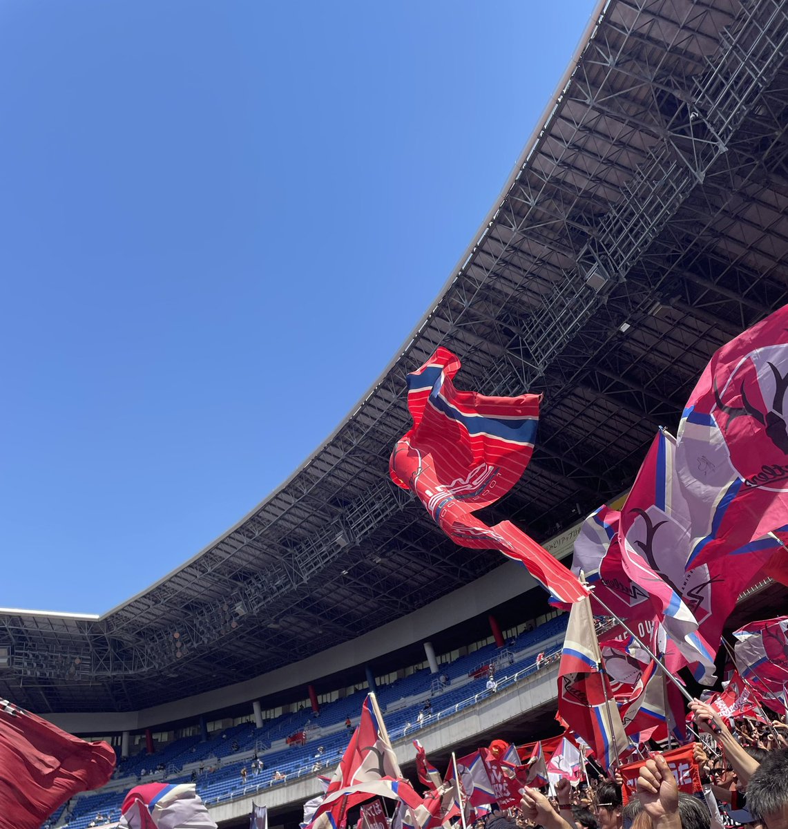 rumiko0805's tweet photo. 今日は久しぶりにサッカーに誘われて横浜に行ってきました！
暑い中のビール美味しかった🍺
昼間から幸せでした。
なんとか勝って楽しい気持ちでおうちに帰れました！
明日から仕事頑張らないといけないので、いいリフレッシュになりました！ https://t.co/5aPWRKEA9e