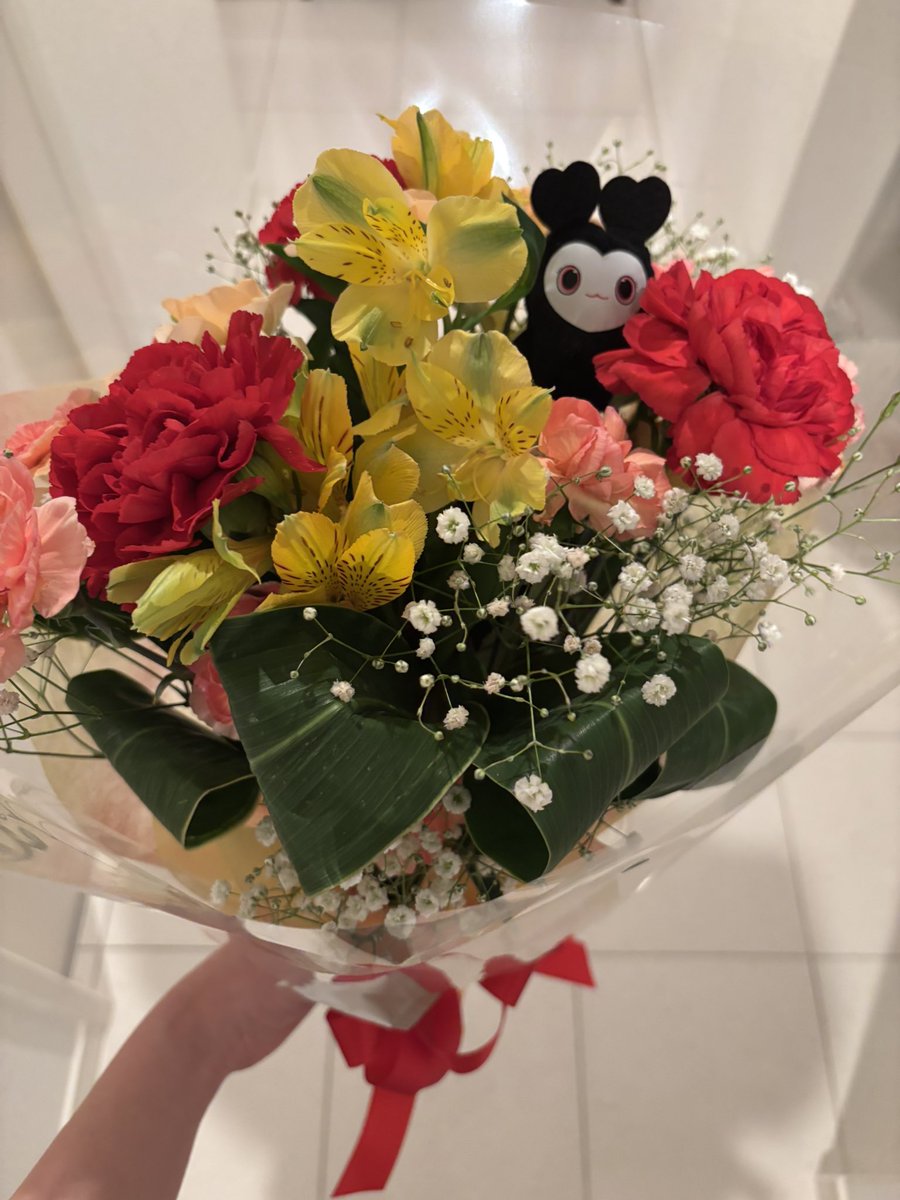 母の日〜💐
お花にしれっと黒ラブリー紛れ込ませてみた❤︎
母のこと大好きすぎていつまで経っても毎日絡みすぎる娘😅