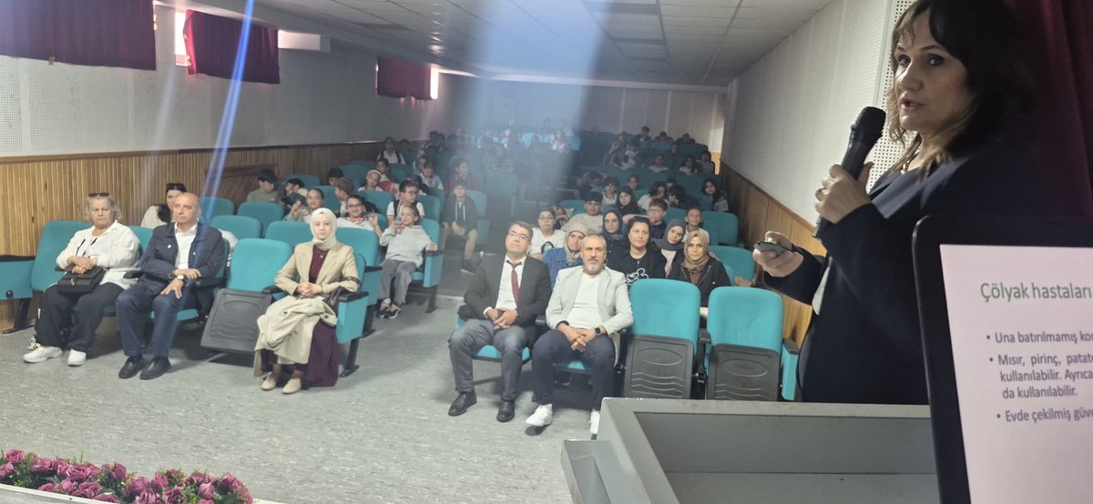 balikesirisgb's tweet photo. Milli Eğitim Bakanlığı’nın yürüttüğü “Okulumda Sağlıklı Besleniyorum” programı çerçevesinde, Balıkesir İl MEM İSGB koordinesindeki etkinliğe konuşmacı olarak Balıkesir Ün.Tıp Fakültesi İç Hastalıkları Ana Bilim Dalı’ndan Doç. Dr. Hacer ŞEN katıldı.@tcmeb @meb_dhgm @balikesirmem https://t.co/TSDaQKLp6F
