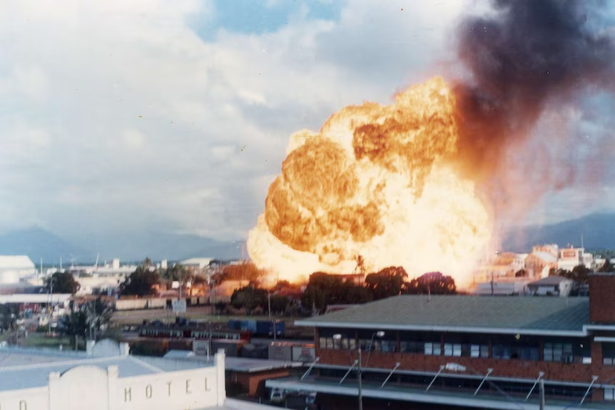 mneuromantic's tweet photo. @thevivafrei "On 17 August 1987, a LPG railcar caught fire and subsequently created a BLEVE at the Cairns gas terminal. The railcar was loaded with approx. 40K litres when it failed."
Our school had just been let out about 2 blocks away, I recall the heat rolling over us as we all watched. https://t.co/NL8DAqG6Pg
