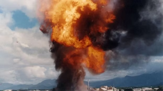 mneuromantic's tweet photo. @thevivafrei "On 17 August 1987, a LPG railcar caught fire and subsequently created a BLEVE at the Cairns gas terminal. The railcar was loaded with approx. 40K litres when it failed."
Our school had just been let out about 2 blocks away, I recall the heat rolling over us as we all watched. https://t.co/NL8DAqG6Pg