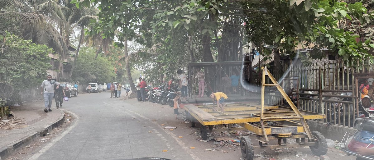 ameya1304's tweet photo. @MTPHereToHelp  hand cart is obstructing the entire lane of  narrow road near BMC Colony Road, Kurla E  The parallel road is completely excavated for repairs, leading to daily conflicts between vehicles traveling in opposite directions. Could this obstruction be removed? https://t.co/97IKrPoTLP