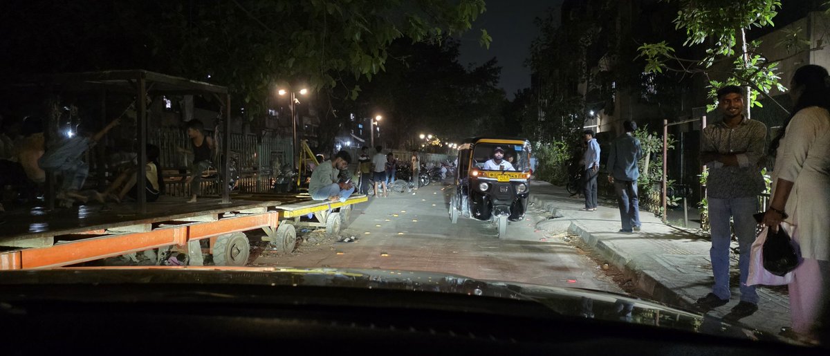 ameya1304's tweet photo. @MTPHereToHelp  hand cart is obstructing the entire lane of  narrow road near BMC Colony Road, Kurla E  The parallel road is completely excavated for repairs, leading to daily conflicts between vehicles traveling in opposite directions. Could this obstruction be removed? https://t.co/97IKrPoTLP