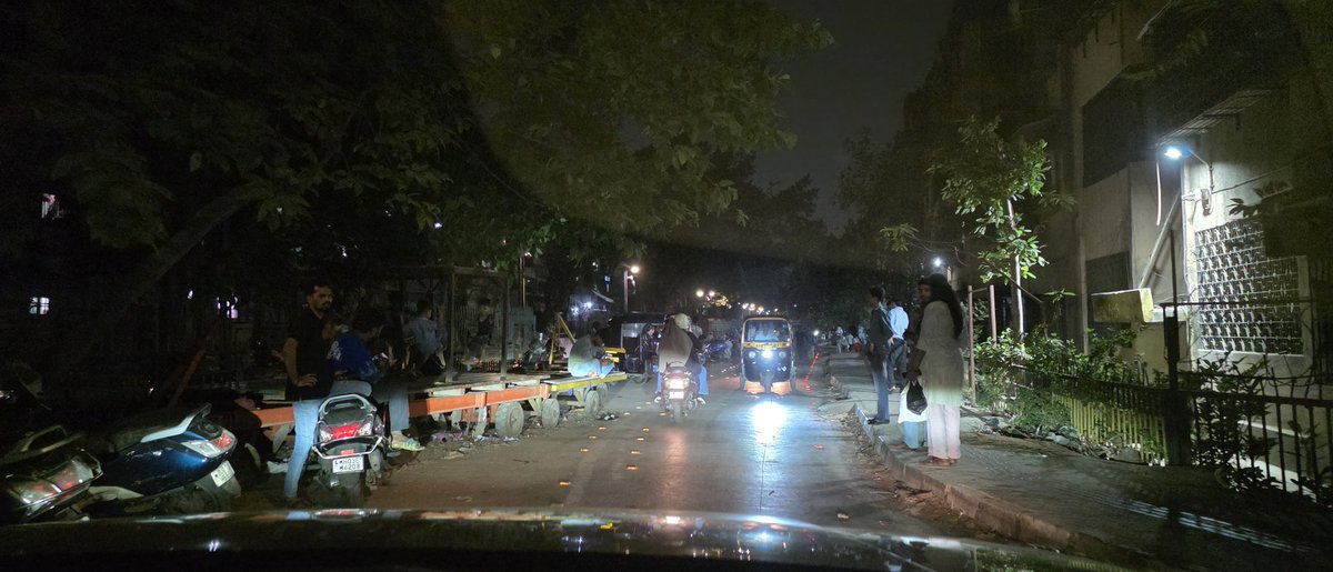 ameya1304's tweet photo. @MTPHereToHelp  hand cart is obstructing the entire lane of  narrow road near BMC Colony Road, Kurla E  The parallel road is completely excavated for repairs, leading to daily conflicts between vehicles traveling in opposite directions. Could this obstruction be removed? https://t.co/97IKrPoTLP